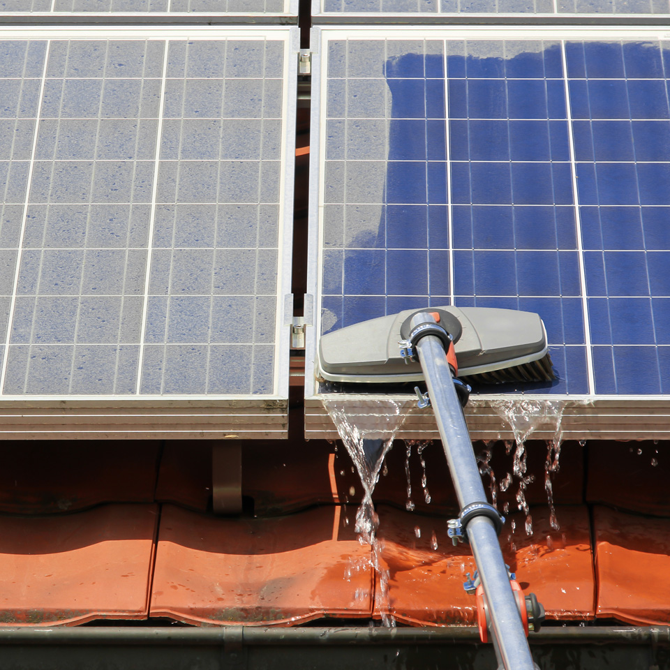 Solarmodule auf einem Hausdach professionell von DeNo reinigen lassen